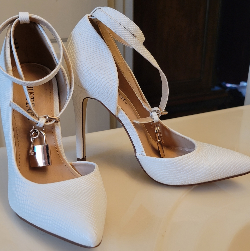 Sexy white heels with lock & key accents, sz 7